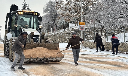 Ekipler Kar Yağışına Karşı Sahada