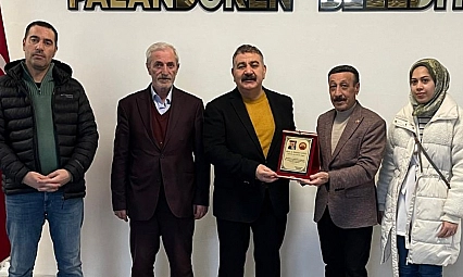 Emeklilerden Başkan Sunar'a teşekkür plaketi