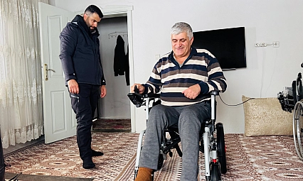 Engelli vatandaşa akülü sandalye desteği