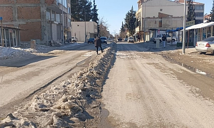 Esnaflardan kar temizleme çalışması