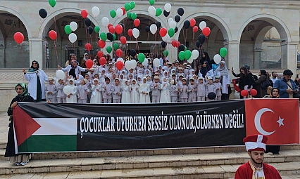 Gazze'deki çocuklar için balonlar gökyüzüne bırakıldı