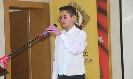 Gençler bu kez ezan için yarıştı!