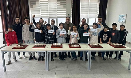 Malatya'da nefes kesen turnuva: 300 öğrenci kıyasıya yarıştı...