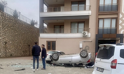 Geri Vites Yerine İleriye Alınca Otomobil Aşağıya Düştü