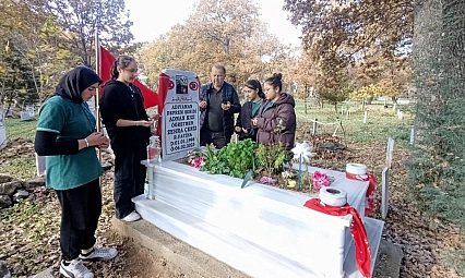 Gördesli öğrenciler şehit öğretmenleri unutmadı