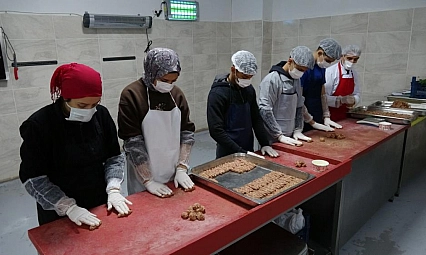 Günde 12 bin kişiye yemek hazırlıyorlar