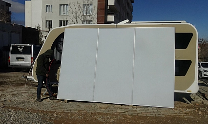 Güneş panellerinde devrim: Gündüz enerji, gece reklam paneli