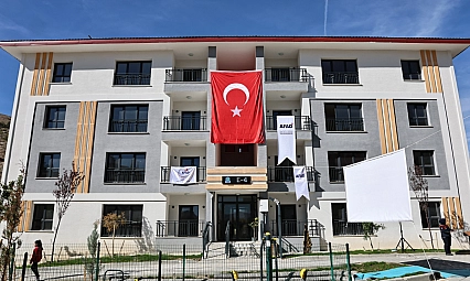 Gürün'de 85 konut teslim edildi