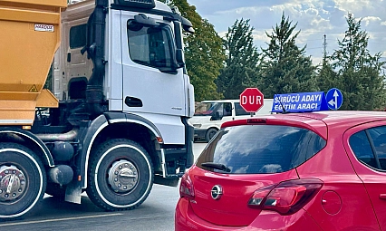 Hafriyat kamyonları eğitim alanını kâbusa çevirdi!