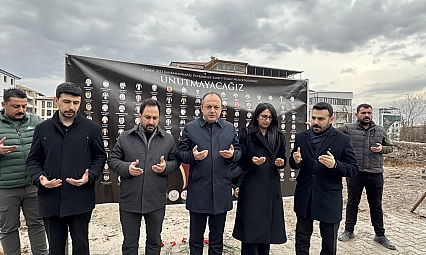 Hakimbey Apartmanı'nın alanına karanfil bırakıldı