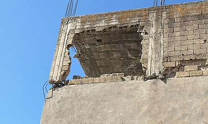 Hasarlı binalar korkutuyor