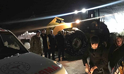 Kar yolları kapattı: Hastaya ulaşmak için 4 saat mücadele edildi