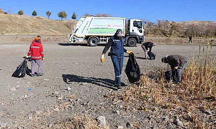 Hazar Gölü'nde 10 ton çöp toplandı