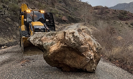 Heyelan nedeniyle kapanan köy yolu yeniden ulaşıma açıldı