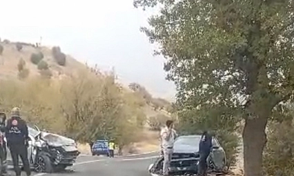 İki otomobil çarpıştı: 10 yaralı