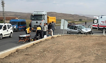 İki otomobil kavşakta çarpıştı: 4 yaralı
