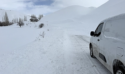 İlçe yoluna çığ düştü: Ekipler sevk edildi