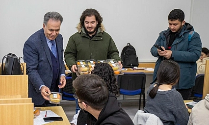 Öğrencilere finaller öncesi meyve ikramı