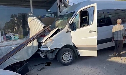 İşçi servisi dükkana daldı: 10 yaralı