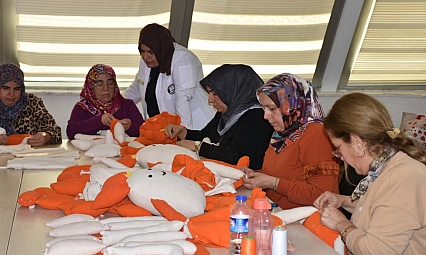Kadınlar, lösemili çocuklar için oyuncak bebek diktiler