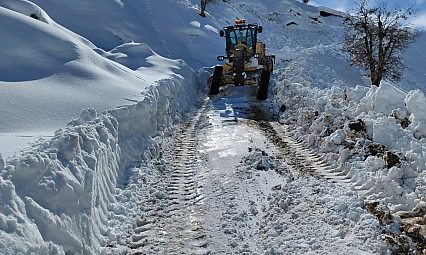 Kapalı yolların açılması için çalışmalar sürüyor