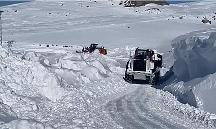 Kar köy yollarını ulaşıma kapattı