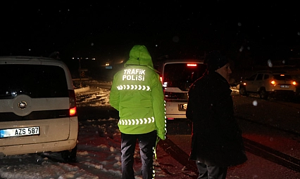 Kar ve tipi nedeniyle yollar ulaşıma kapandı