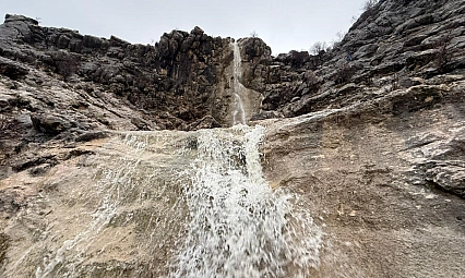 Kar ve yağmurun ardından şelale yeniden akmaya başladı