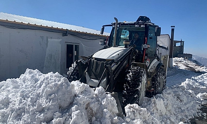 Kar yağışı 2 köyü ve 10 mezrayı kapattı