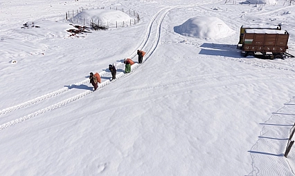 Kar yağışı hayatı zorlaştırdı: Kadınlar pes etmiyor