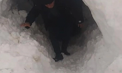 Kardan kapanan ahıra tünel açarak girdiler