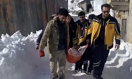 Karla Mücadelede İnsan Zinciri: 86 Yaşındaki Hasta Zamanla Yarıştı