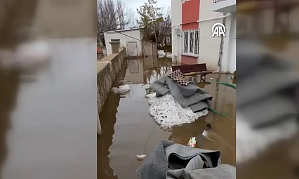 Karlar eridi, evleri su bastı