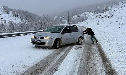 Karlı yolda birçok araç mahsur kaldı