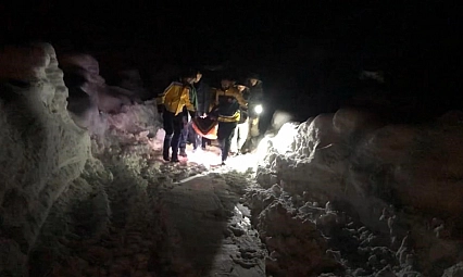 Kaymakam, karlı yollarda hasta kurtarma operasyonuna katıldı