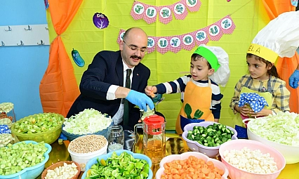 Kaymakam, miniklerle turşu kurdu