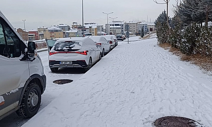 Kış yüzünü gösterdi! Malatyalılar güne karla başladı