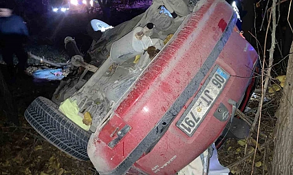 Malatya Elazığ yolunda feci kaza: Otomobil kayısı bahçesine uçtu