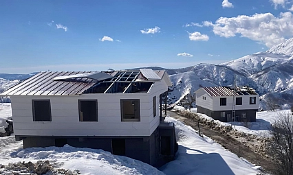 Konutların çatıları şiddetli rüzgara dayanamadı