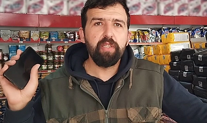 Köpek sandığı ayıyı cep telefonu ile görüntüledi, 'koca oğlan' diye seslendi