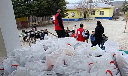 Köy okullarına kıyafet desteği