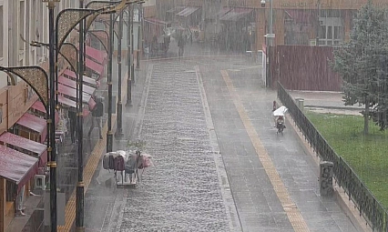 Kuvvetli sağanak maddi hasara yol açtı