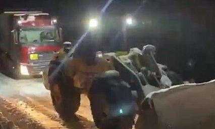 Mahsur kalan doğalgaz yüklü tır kurtarıldı