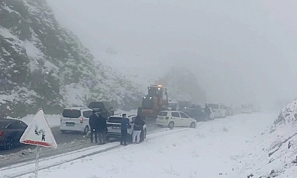 Malatya–Çelikhan Yolunda Yoğun Kar ve Tipi Ulaşımı Felç Etti