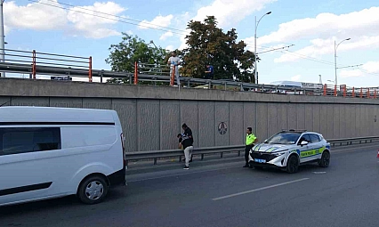 Yaşlı adam üst geçitten düştü, ağır yaralandı