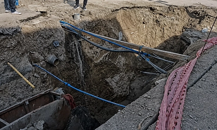 Malatya'da bir aydır kapatılmayan çukur mahalleliyi bezdirdi: Yol tehlike saçıyor