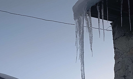 Malatya'da Kış Sert Yüzünü Gösterdi: Çatılardan 2 Metrelik Buz Sarkıtları Sarktı