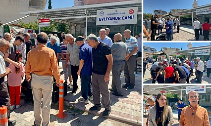 Malatya'da camiye gelen çocuklara sürpriz ikram
