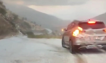 Malatya'da yollar beyaza bürüdü: Sürücüler zor anlar yaşadı