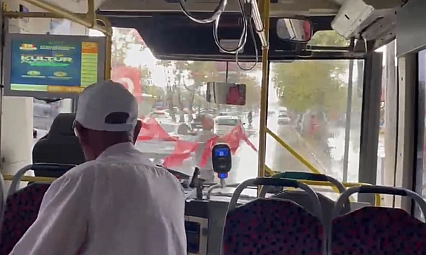Malatya'da fırtınada yola düşen Türk Bayraklarını topladı